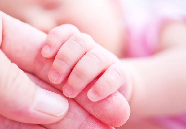 Baby hand i mor hand — Stockfoto