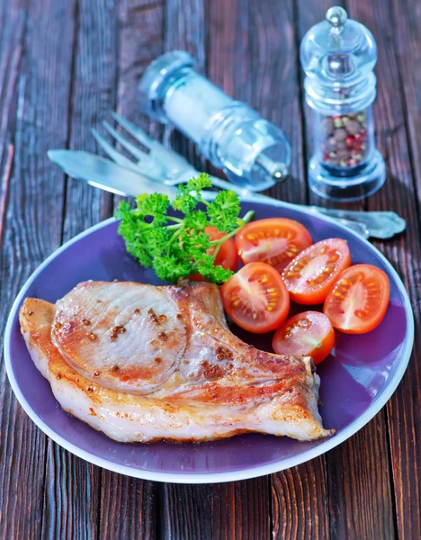 Bife frito com tomate — Fotografia de Stock