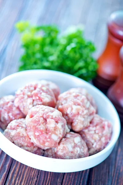 Boulettes de viande crues sur assiette — Photo