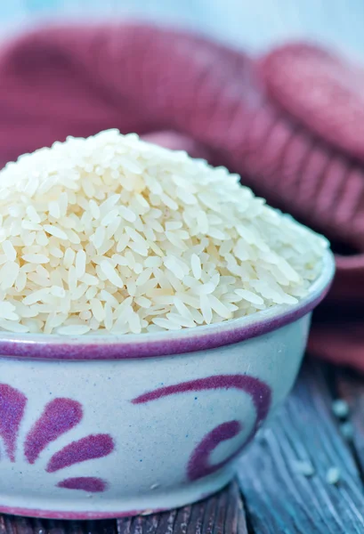 Arroz cru em tigela — Fotografia de Stock