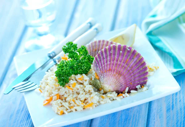 접시에 가리비와 쌀 — 스톡 사진