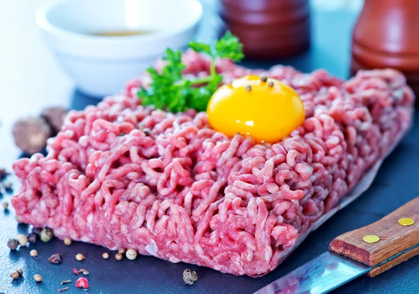 Köttfärs med krydda och rått ägg — Stockfoto