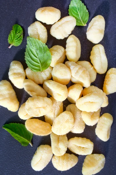 Gnocchi crudos y hojas de albahaca — Foto de Stock