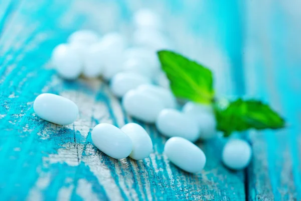 Dulces de menta con hoja de menta — Foto de Stock