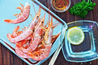 Tuz ve baharat ile büyük karides