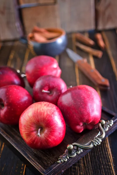 Jablek a skořice na stůl — Stock fotografie