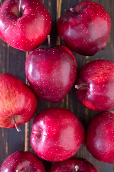 Pommes fraîches sur la table — Photo