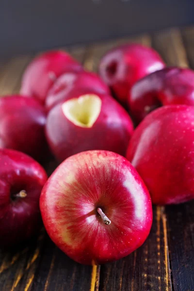 Manzanas frescas sobre la mesa — Foto de Stock