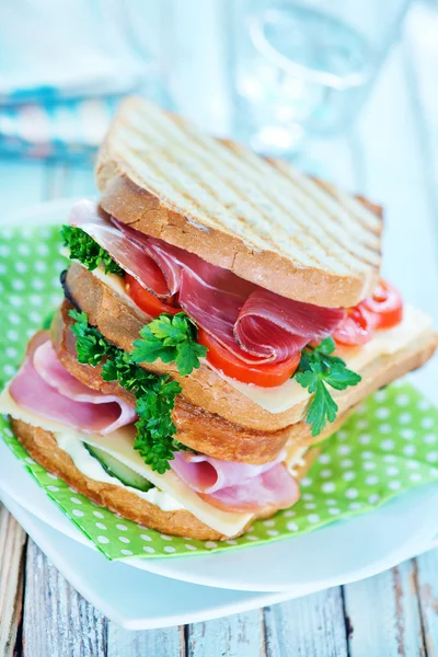 Sanduíches com presunto e queijo — Fotografia de Stock