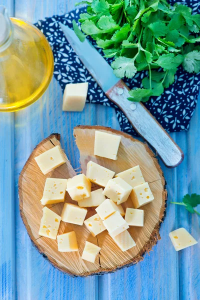Сыр на деревянной доске — стоковое фото
