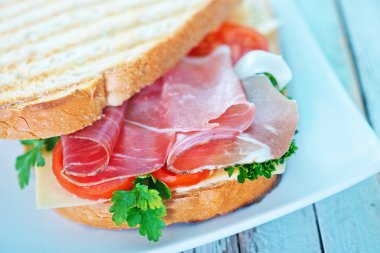 Jambonlu ve sebzeli sandviç