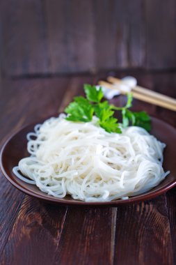 Pirinç Noodle plaka üzerinde