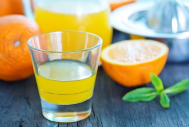 Cam dishware içinde taze meyve suyu