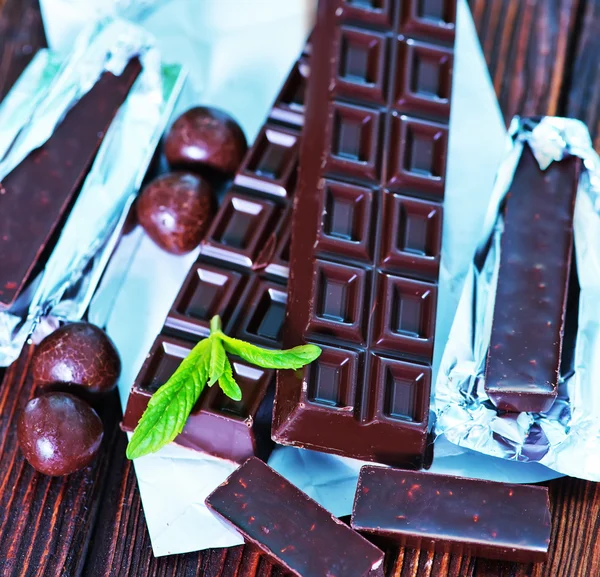 Chocolate and mint leaf — Stock Photo, Image