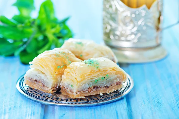 Baklava, türkisches Dessert auf Metallteller — Stockfoto