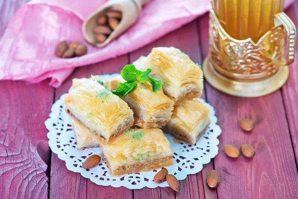 Baklava, Türk tatlı metal plaka üzerinde — Stok fotoğraf