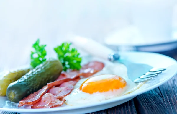 Stekt ägg med bacon — Stockfoto