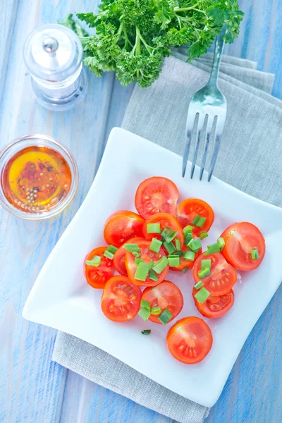 Salada de tomate em prato — Fotografia de Stock