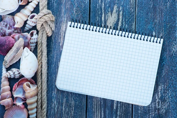 Sea shells and compass on a table — Stock Photo, Image