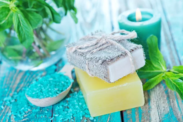 Soap and mint leaves — Stock Photo, Image