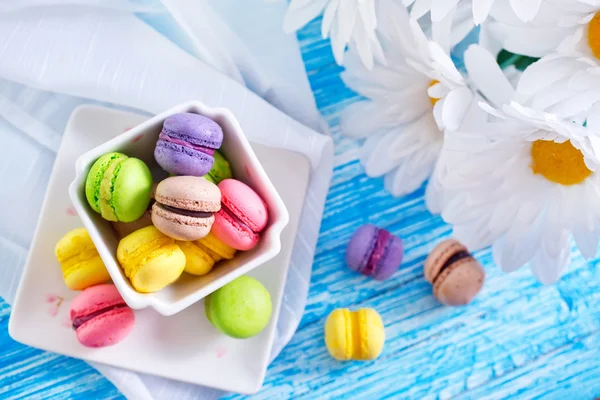 Macaroons coloridos em tigela — Fotografia de Stock