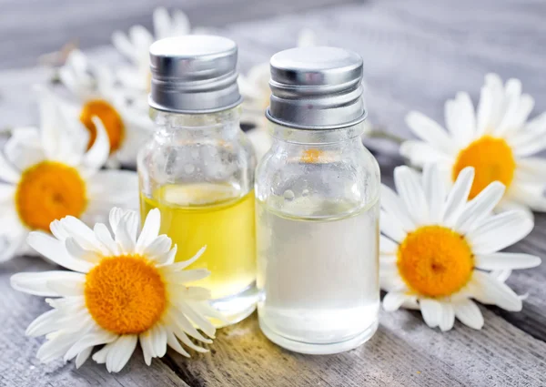 Aceite de camomilla en botella de vidrio — Foto de Stock