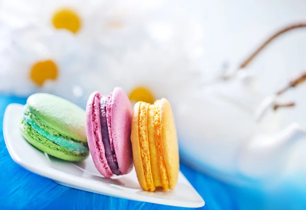 Plaka üzerinde renkli macaroons — Stok fotoğraf