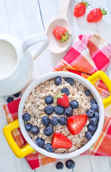 Oat flakes with berries — Stock Photo, Image