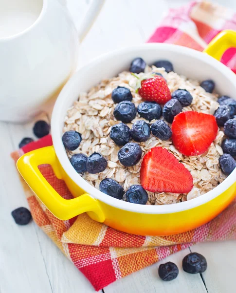 Oat flakes with berries — Stock Photo, Image