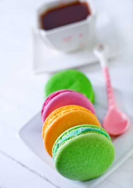 Macaroons de cor na placa — Fotografia de Stock