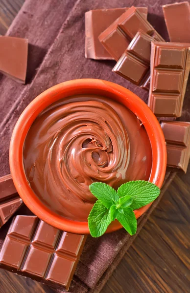 Chocolate sabroso en tazón — Foto de Stock