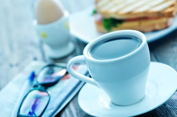 Kaffee, gekochtes Ei und Sandwich — Stockfoto