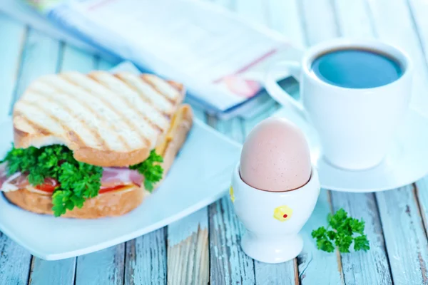 Кава, варене яйце і бутерброд — стокове фото