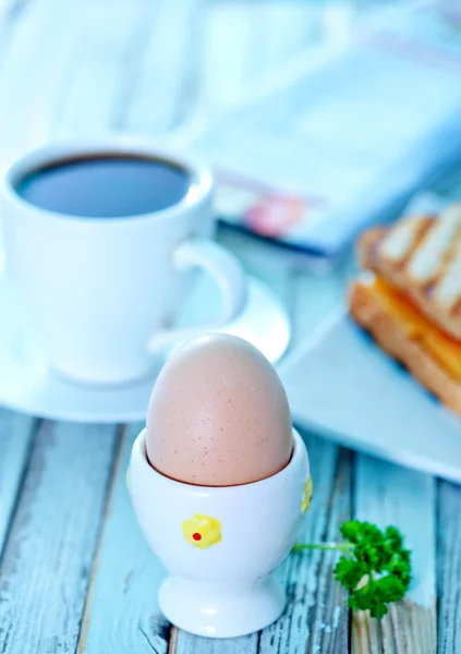 Kaffe, kokt ägg och smörgås — Stockfoto