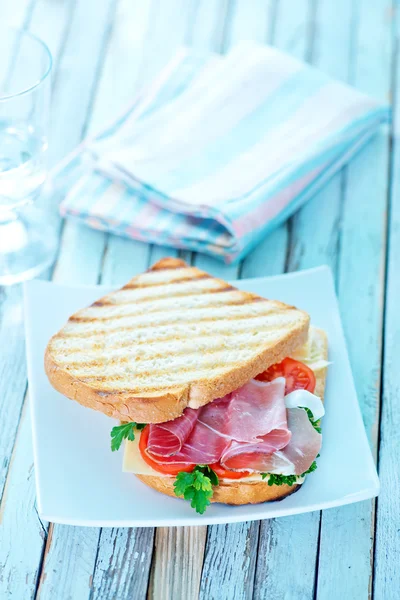 夹火腿和蔬菜的三明治 — 图库照片