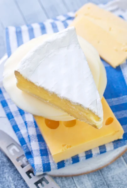 Вкусный сыр на борту — стоковое фото