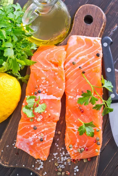 Salmón con especias y sal — Foto de Stock