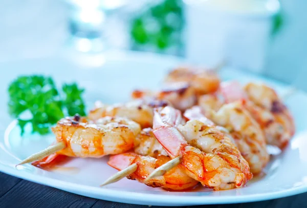 Tasty shrimps on plate — Stock Photo, Image