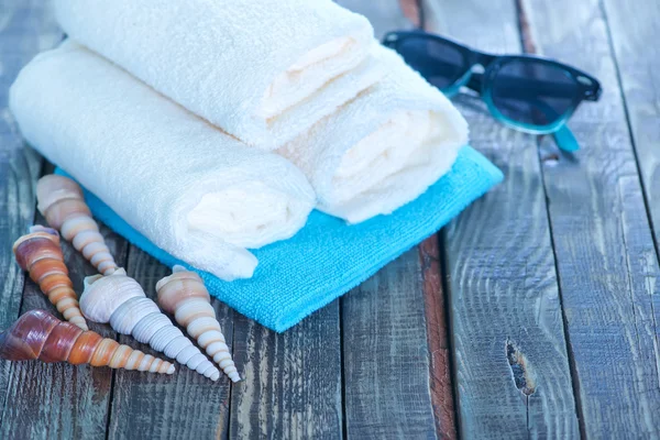 Toalhas brancas, conchas do mar e óculos de sol — Fotografia de Stock