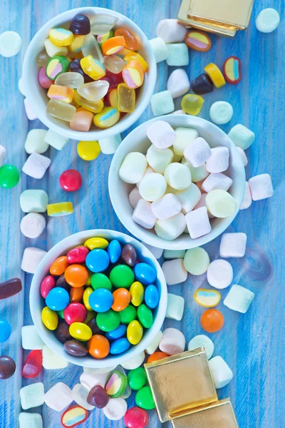 Цветные конфеты в миске — стоковое фото