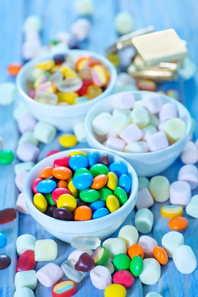 Цветные конфеты в миске — стоковое фото