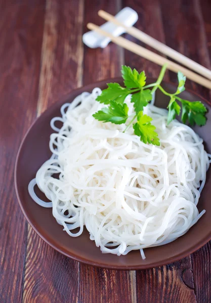 Fideos de arroz en plato — Foto de Stock