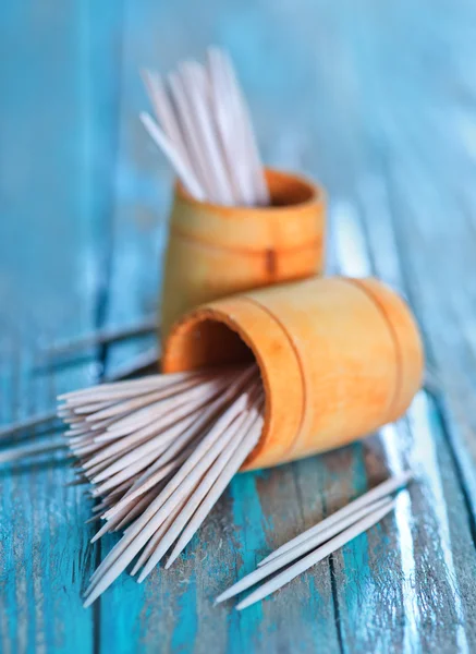 Wooden toothpicks on the green table — Stock Photo, Image