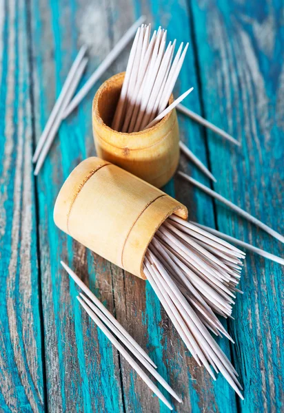 Wooden toothpicks on the green table — Stock Photo, Image