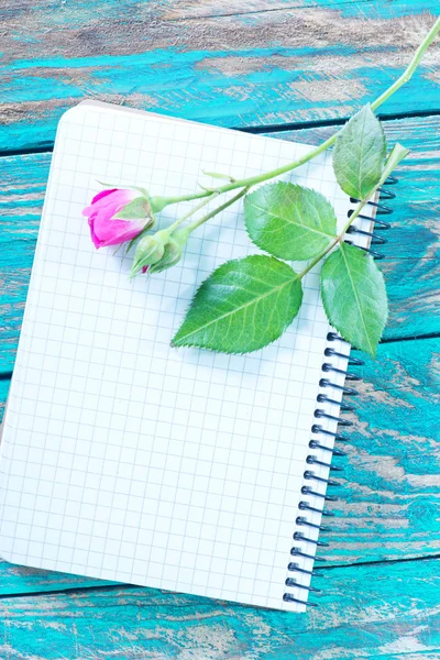 Rose and note on table — Stock Photo, Image