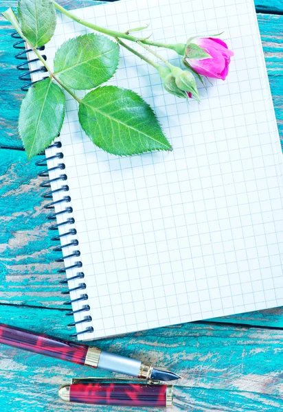 Rose and note on table — Stock Photo, Image