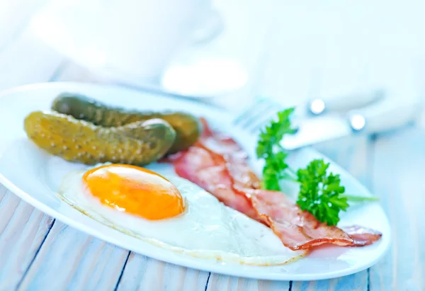 Ovo frito com bacon — Fotografia de Stock