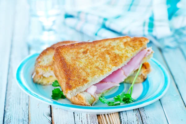 Sandwiches con jamón y tomate fresco — Foto de Stock