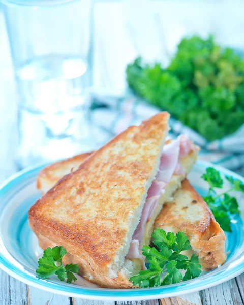 Sandwichs au jambon et tomate fraîche — Photo