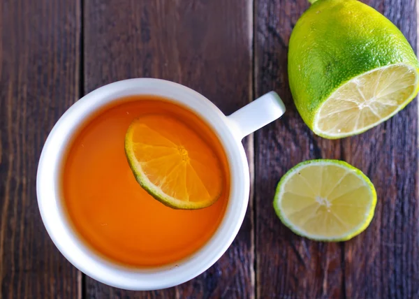 Chá com limão na xícara branca — Fotografia de Stock